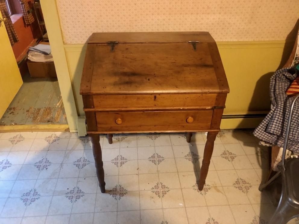 Flip top desk