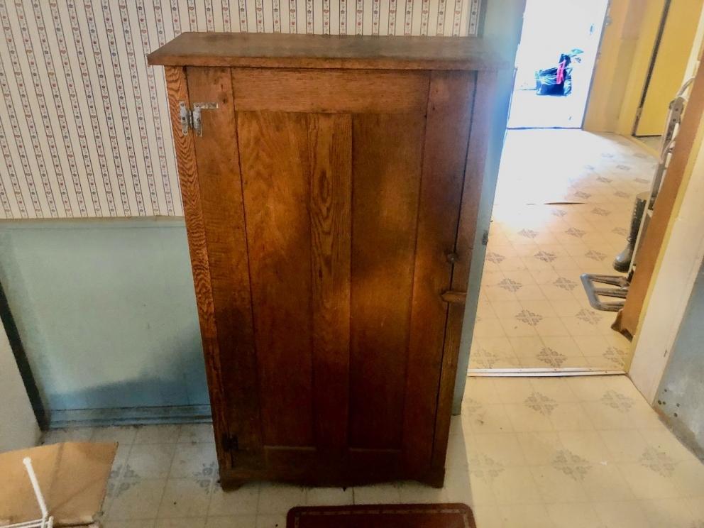 Standing cupboard
