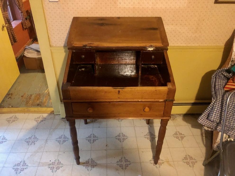 Flip top desk