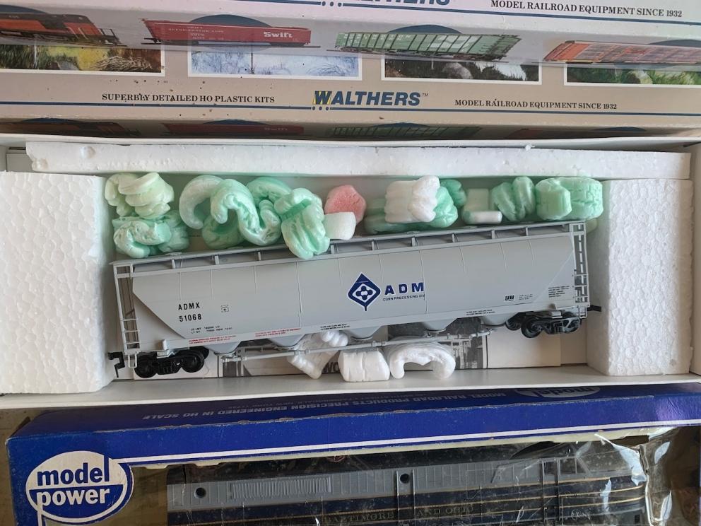 HO scale model hopper car