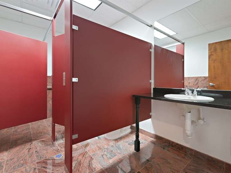017 1st floor ladies room