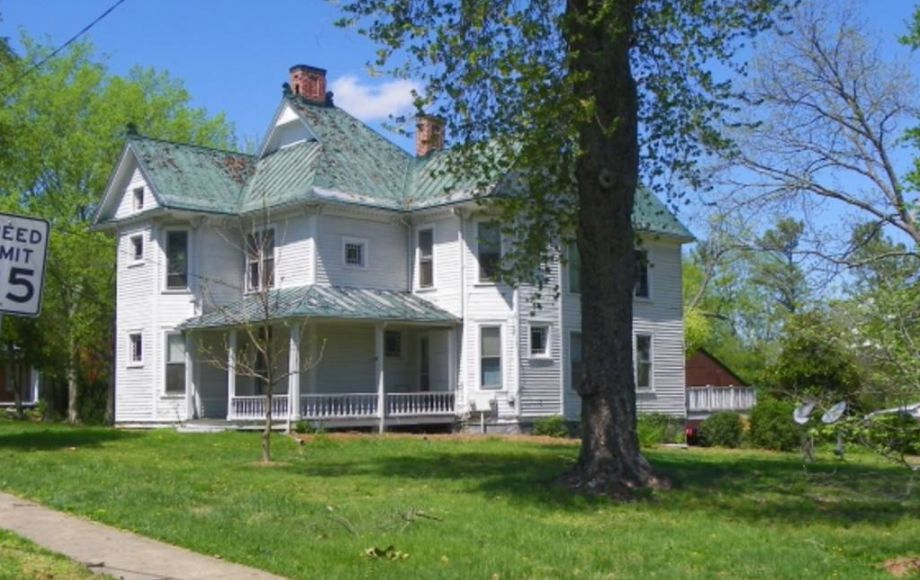 ABSOLUTE AUCTION6 BR/2.5 BA HISTORIC HOME in DOWNTOWN LOUISA, VA